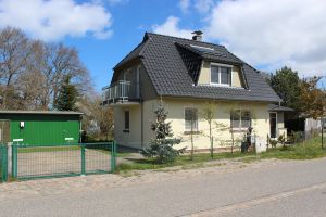Haus mit Balkon und Parkplätze mit Ladestation