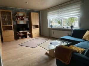 Gemütliches Wohnzimmer Unser Wohnzimmer wurde im November 2023 neu tapeziert. Die Couch wurde im Dezember 2023 gekauft.
Der Boden ist Echtholzparkett, die Schränke aus Massivholz.
