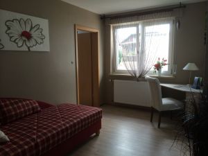 Schlaf/Arbeitszimmer als Durchgangszimmer In diesem Zimmer befindet sich ein weiteres Fernsehgerät.