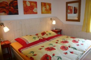 Ferienhaus EifelNest Schlafzimmer 1 Hier grüßt Sie das "Mohn"-Zimmer:
bestehend aus 1 Doppelbett (2m x 2m) mit Bettschubladen, 1 geräumiger Kleiderschrank, 2 Nachttischchen.