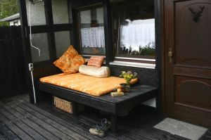 Ferienhaus EifelNest Sonnenpodest Auf dem EifelNest Sonnenpodest genießt man herrlich den 1. Morgen-Café, ein ungestörtes "Sonnenbad", Relaxen nach ausgedehnten Ausflügen, das "Abend-Bierchen" oder den unglaublichen Sternenhimmel ...