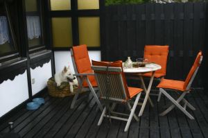 Ferienhaus EifelNest Teak-Sitzgruppe Unter freiem Himmel lässt sich hier herrlich "frühstücken", "Café & Kuchen" genießen und beim Abendessen mit Fernblick die erlebten Ausflüge noch einmal "Revue passieren" lassen.