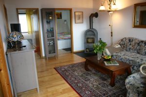 Ferienhaus EifelNest Wohnzimmer Innenansicht Bild 8: Idyll. Ferienhaus EifelNest & uneinsehb. Sonnenterrasse mit Fernblick