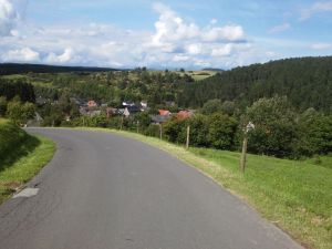 Zielgerade zum EifelNest Dieser Weg schlängelt sich idyllisch vom Ortsteil Ahrdorf hoch zum Ferienhaus, vorbei an Weiden mit Eseln, Pferden, Rindern und Hühnern.