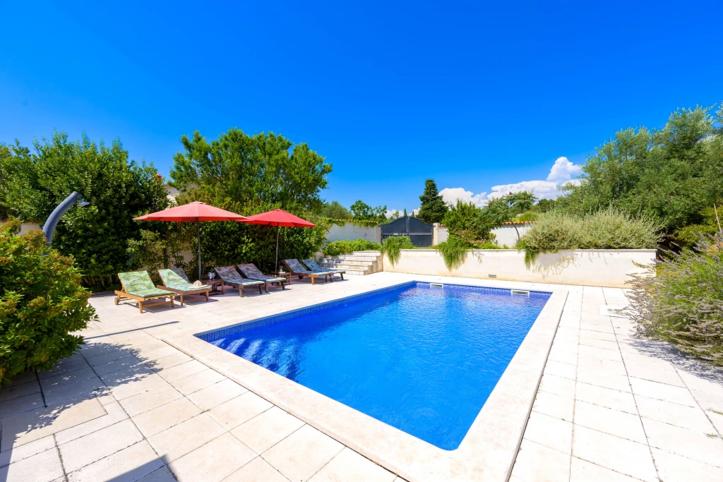 Ferienhaus Sabina mit zwei Ferienwohnungen und Pool