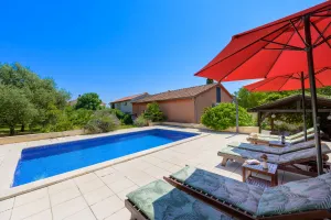 Bild 2: Ferienhaus Sabina mit zwei Ferienwohnungen und Pool