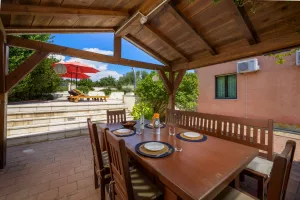 Bild 9: Ferienhaus Sabina mit zwei Ferienwohnungen und Pool