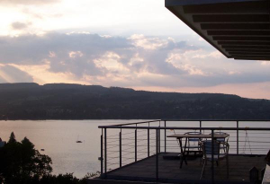 Die Terrasse mit Blicke auf die Hoeri. Balcony with view ont Germany.