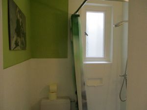 Das Bad ist mit Dusche & WC und mit Fenster zum Lüften. Auch ganz frisch renoviert.