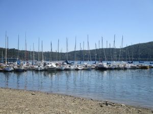 Am Edersee mit der schönen Edertalsperre können Sie sich Boote ausleihen oder eine Schifffahrt über den See machen.