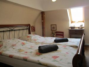 Das Turmzimmer ist ebenfalls renoviert und mit einem weiterem Doppelbett & TV sowie WLAN.