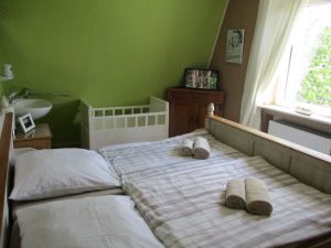 Dieses Schlafzimmer hat noch eine zusätzliche Waschmöglichkeit.