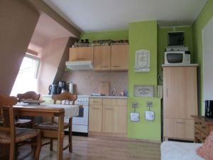 Einbauküche mit Backofen, Ceranfeld sowie Kühlschrank mit 3 Sterne Fach.