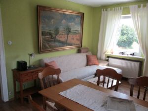 Das Wohnzimmer ist ausgestattet mit Einbauküche & großen Ausziehtisch.