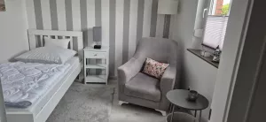 2. Schlafzimmer Gemütliches 2. Schlafzimmer renoviert und neuer Boden mit Bett, Nachttisch, KLeiderschrank, Sessel und Tisch
