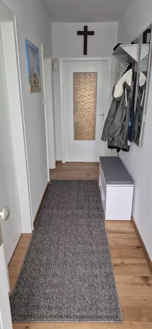 Flur frisch renoviert und neuer echt Holzboden Februar 2026 mit Schuhschrank und Garderobe