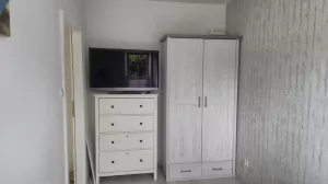 Schlafzimmer renoviert und neuer Boden mit bequemen Bett, Nachttisch, Kleiderschrank und Kommode.
Fernseher mit Magenta Smart TV
