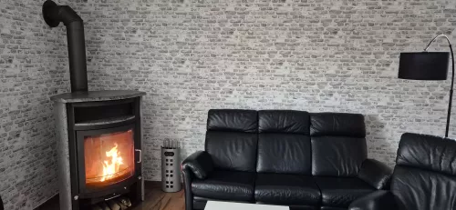 Wohnzimmer mit Kaminfeuer