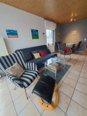 mit Schlafcouch, 2 Sesseln, und Essecke