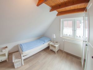 mit 2 Einzelbetten und Kleiderschrank