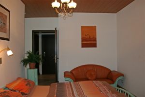 Bild 6: Ferienwohnung mit Terrasse am Möhnesee, Garten, Liegewiese und Grillkamin