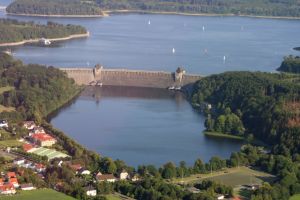 Bild 9: Ferienwohnung mit Terrasse am Möhnesee, Garten, Liegewiese und Grillkamin