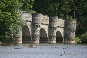 Bild 15: Ferienwohnung mit Terrasse am Möhnesee, Garten, Liegewiese und Grillkamin