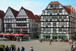 Bild 21: Ferienwohnung mit Terrasse am Möhnesee, Garten, Liegewiese und Grillkamin