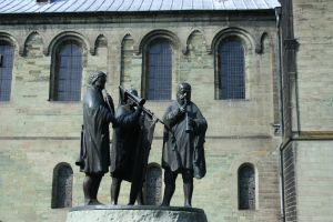 Bild 22: Ferienwohnung mit Terrasse am Möhnesee, Garten, Liegewiese und Grillkamin