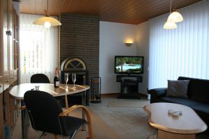 Bild 2: Ferienwohnung mit Terrasse am Möhnesee, Garten, Liegewiese und Grillkamin