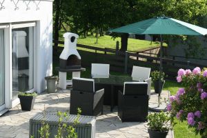 Bild 1: Ferienwohnung mit Terrasse am Möhnesee, Garten, Liegewiese und Grillkamin