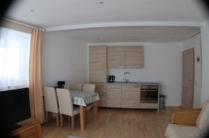 Der Essplatz mit massiven Möbeln und sehr bequemen Stühlen lädt zum sitzen ein.
Die neue Markenküche hat einen Backofen, Kühlschrank und ein 4 Platten-Glaskeramik-Kochfeld.