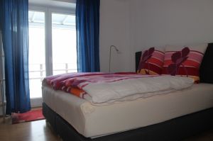 Das Schlafzimmer hat ein neues Boxspringdoppelbett und einen grossen Kleiderschrank.