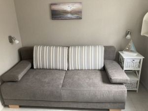 Unser kleines "Relax-Zimmer" für die
Ruhepause zwischendurch mit
Schlafcouch, Schrank, Tisch und zwei Stühlen.