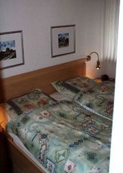 Schlafraum 1 mit Doppelbett,
Nachtkonsolen und großem Kleiderschrank