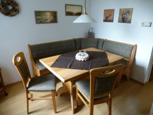 Diese schöne Essecke lädt zum ausgiebigen Frühstück und zum Sitzen in gemütlicher Runde ein.