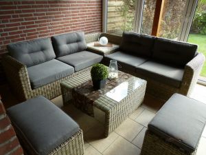 Der Wintergarten mit Blick in den Garten.