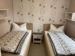 Das zweite Schlafzimmer , hell und freundlich, mit zwei Einzelbetten.