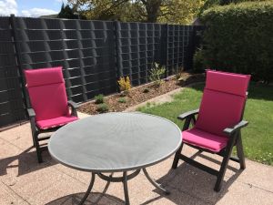 Der Garten ist komplett eingezäunt
und lädt zum Sonnenbaden und Relaxen ein.