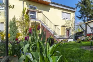 Eingang zu den Ferienwohnungen mit Garten