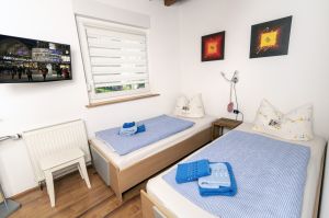 Im Schlafzimmer befindet sich ein weiteres Fernsehgerät.