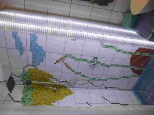 Dusche mit Farbmosaik und Wandpaneelbeleuchtung