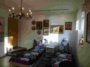 Ferienzimmer 1 mit Betten und Bildergalerie