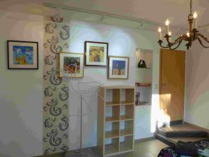 Ferienzimmer 1 mit Einbauglasregal und Designkleiderstange in Vogelform