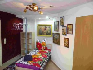 Ferienzimmer 2 mit Bett 1 Designkleiderstange und Bildergalerie