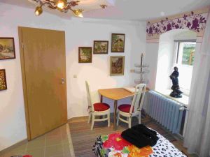 Ferienzimmer 2 mit Bett 2, Essplatz
und Bildergalerie