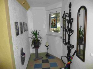 Vorhaus Flur mit Garderobe, Kunstkeramik und Glaskunst