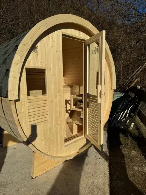 Bild 2: Ferienhaus Regina mit eingezäunten Garten und Seeblick