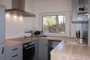 Küche Die Küche ist vollständig ausgestattet: Geschirrspüler, Kühlschrank mit kleinenm Gefrierteil, Ceranfeld, Backofen etc.