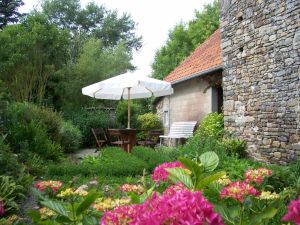 Dieser Gartenteil ist eingezäunt. Daran angrenzend die Spiel- und Liegewiese.